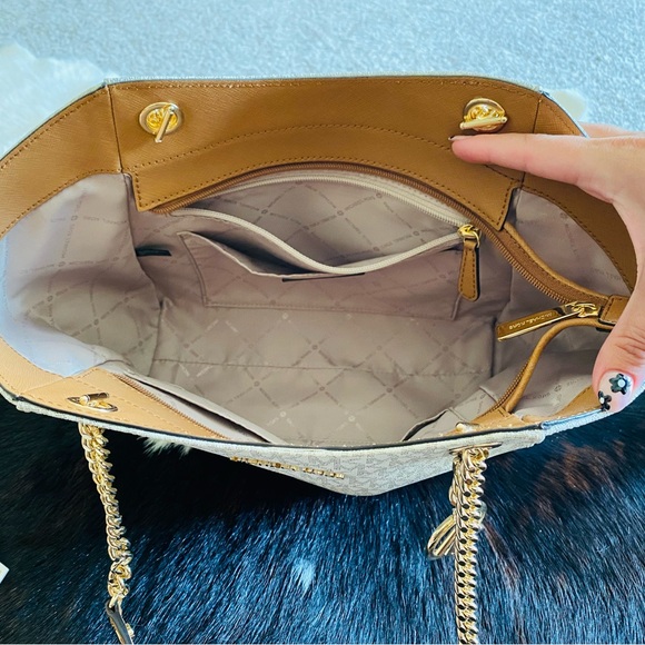 Michael Kors Shoulder Bag with matching Wallet in Vanilla/Acorn. - Picture 5 of 9